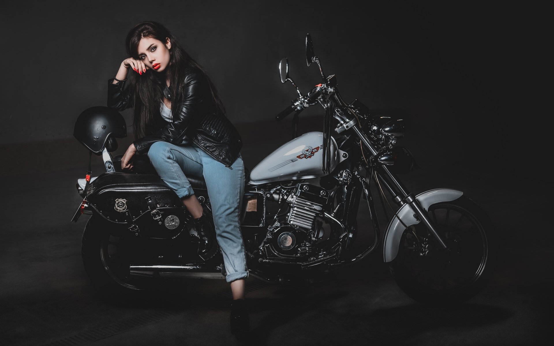 Biker girls: style and drive brings the glow — live moments in Brisbane