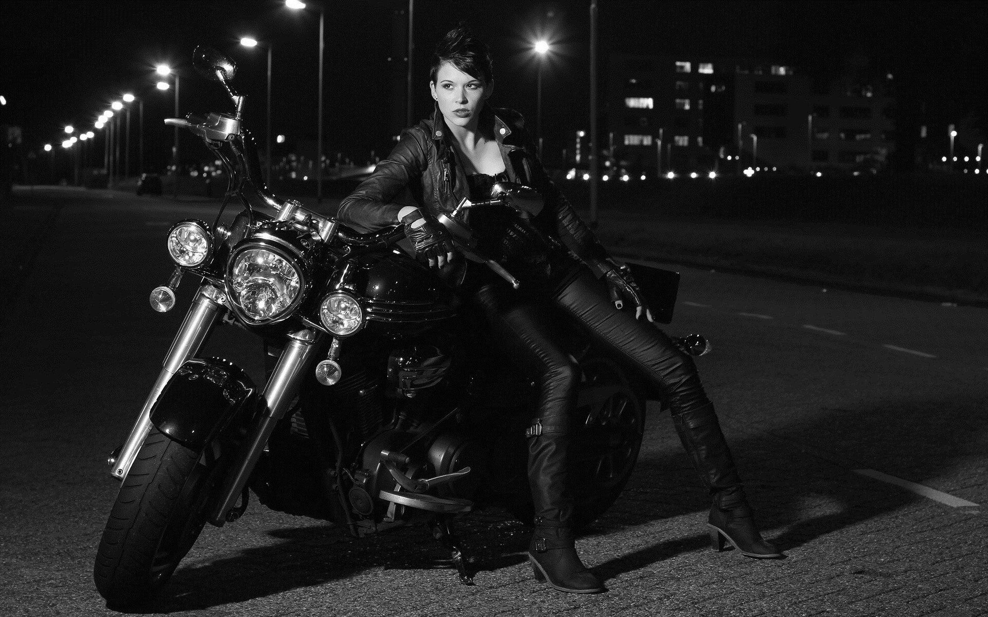 Photo Beautiful girls and motorcycles in Brisbane